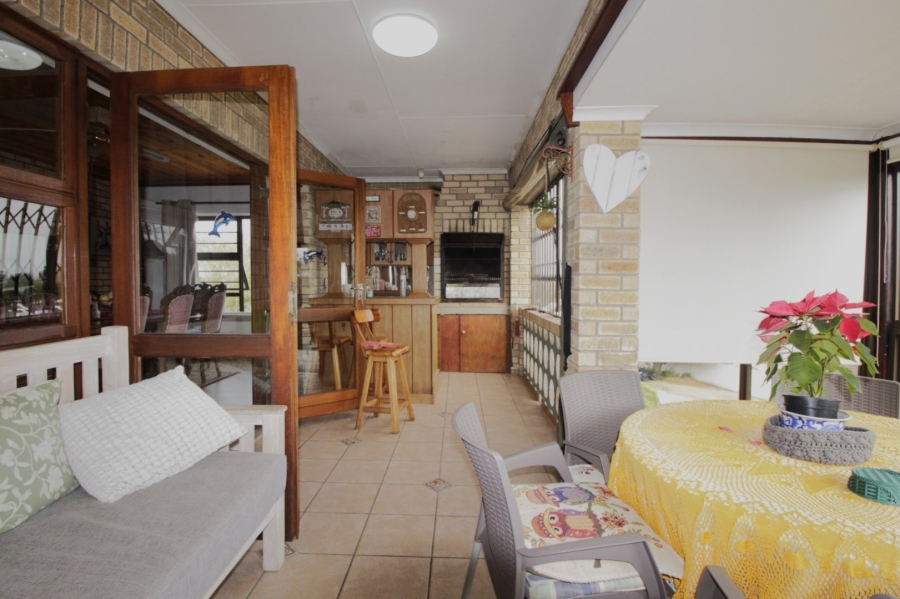 6 Bedroom Property for Sale in Paradise Beach Eastern Cape